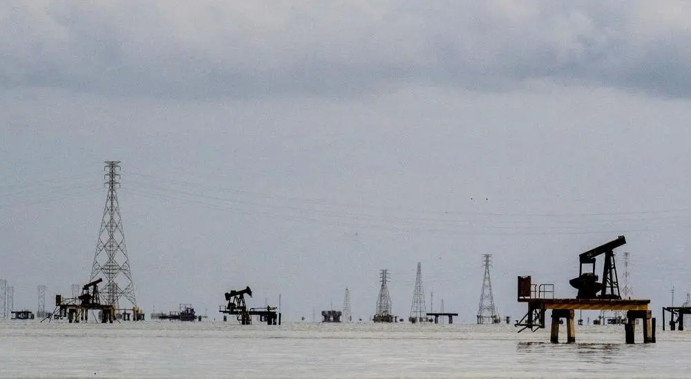 النفط يهبط 3 دولارات مع التركيز على محادثات إيران مع الولايات المتحدة