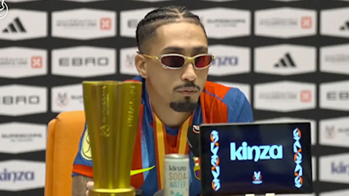 فيديو: "رجل جديد".. رافينيا يتخلى عن "الضفائر الشهيرة"