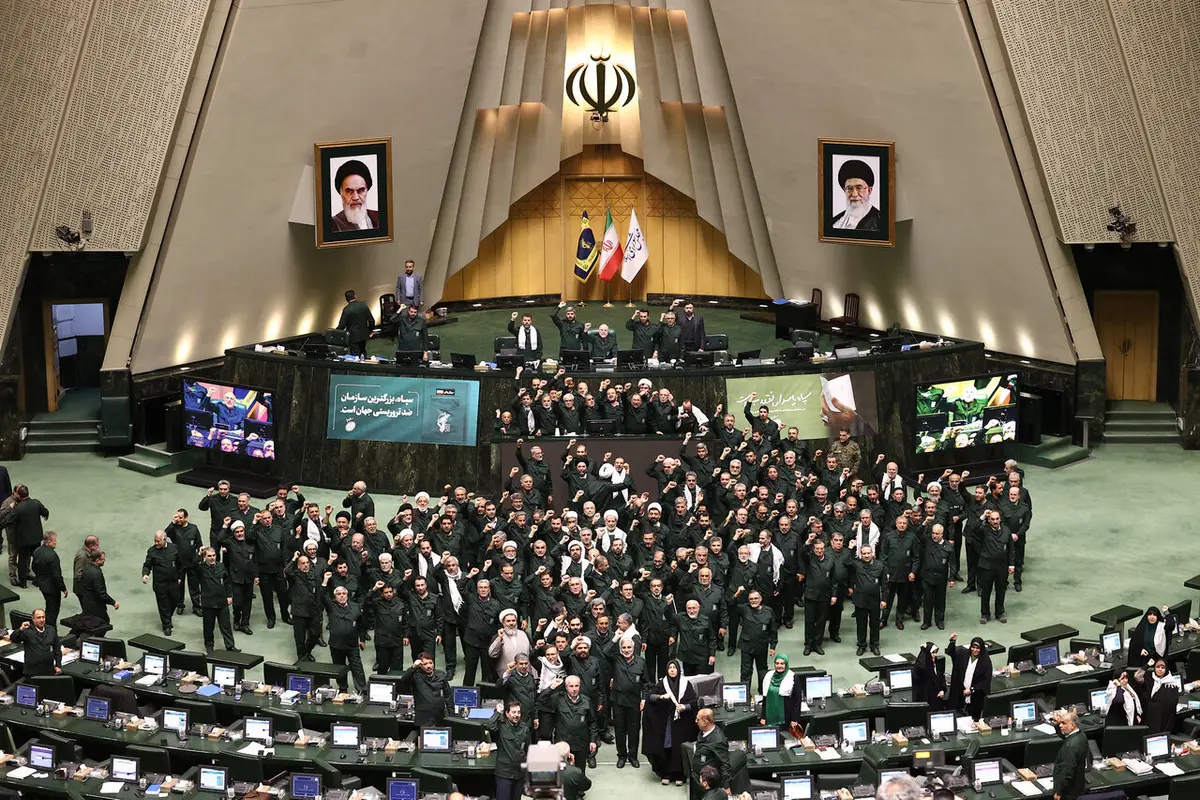 بزي الحرس الثوري.. نواب إيرانيون يهتفون "الموت لأمريكا والموت لإسرائيل" داخل البرلمان (فيديو)