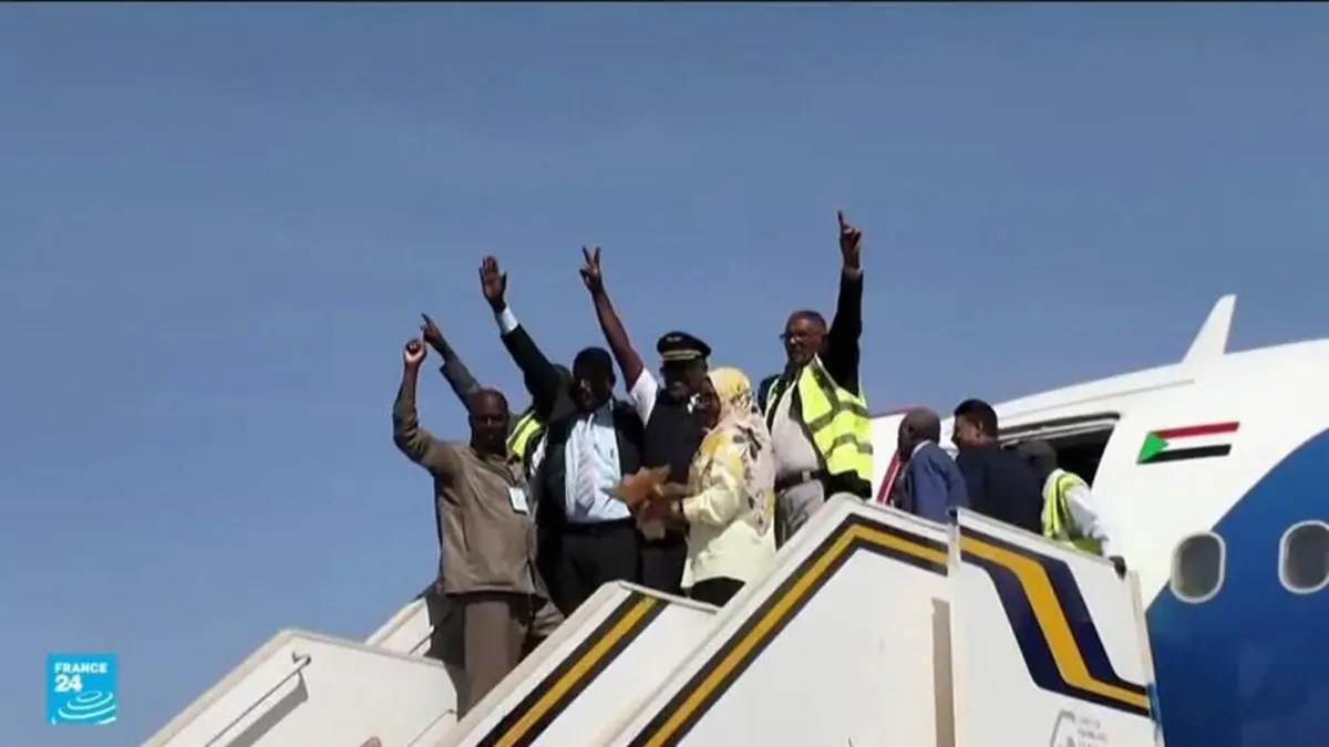 الحرب في السودان: هبوط أول طائرة ركاب في مطار الخرطوم للمرة الأولى منذ نحو 3 سنوات