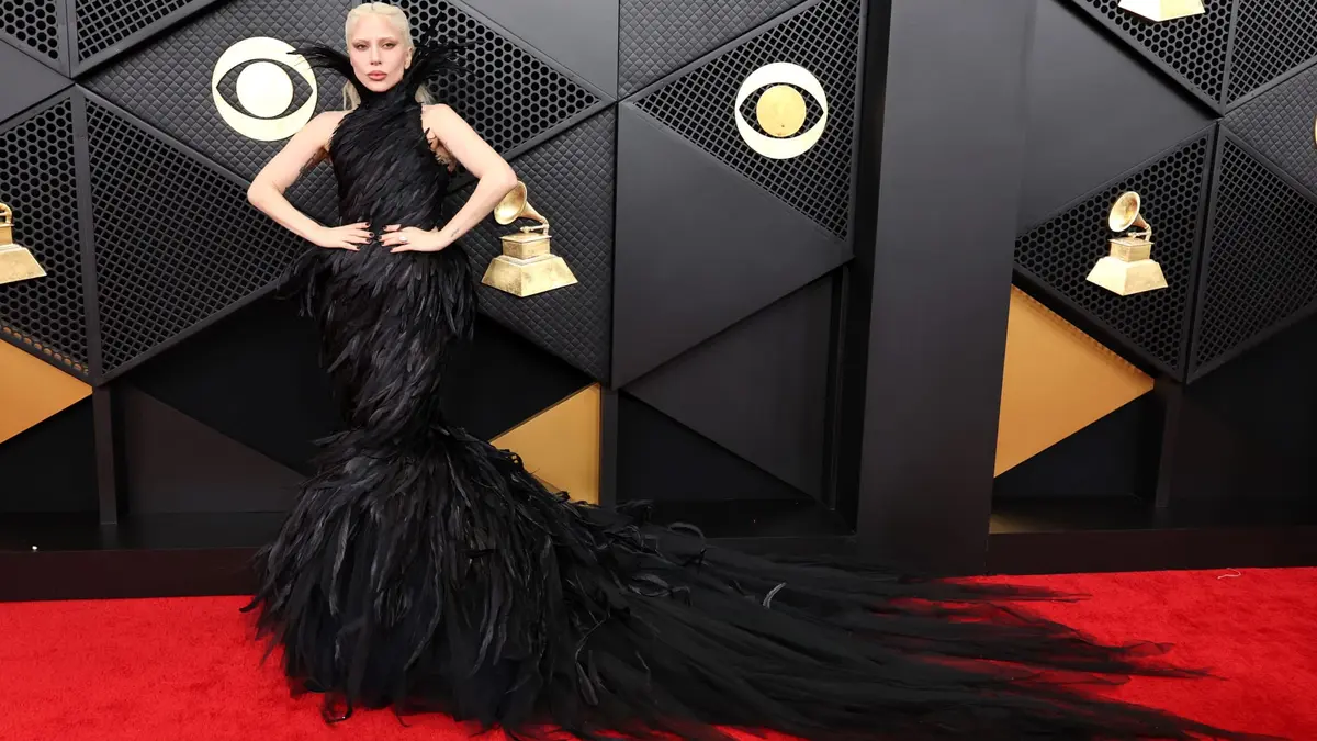 تشابل روان تثير ضجة بفستان يتدلى من الصدر بحفل جوائز غرامي