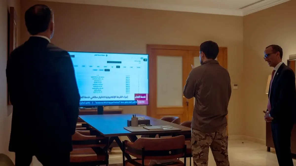 ولي العهد يتابع البث المباشر لقرعة "خدمة العلم"