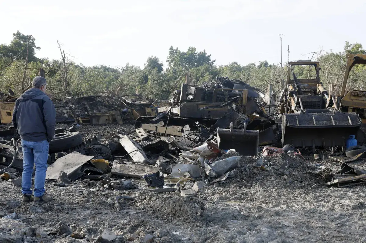 إسرائيل تستهدف سيارة وتفجّر منزلاً في جنوب لبنان