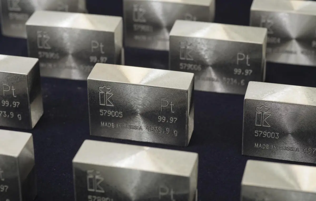 بلومبرغ: الاتحاد الأوروبي يعتزم حظر استيراد معادن استراتيجية من روسيا ضمن حزمة عقوبات جديدة