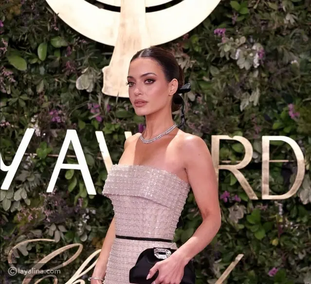 كارن وازن تخطف الأنظار في غرامي 2026 بإطلالة استثنائية