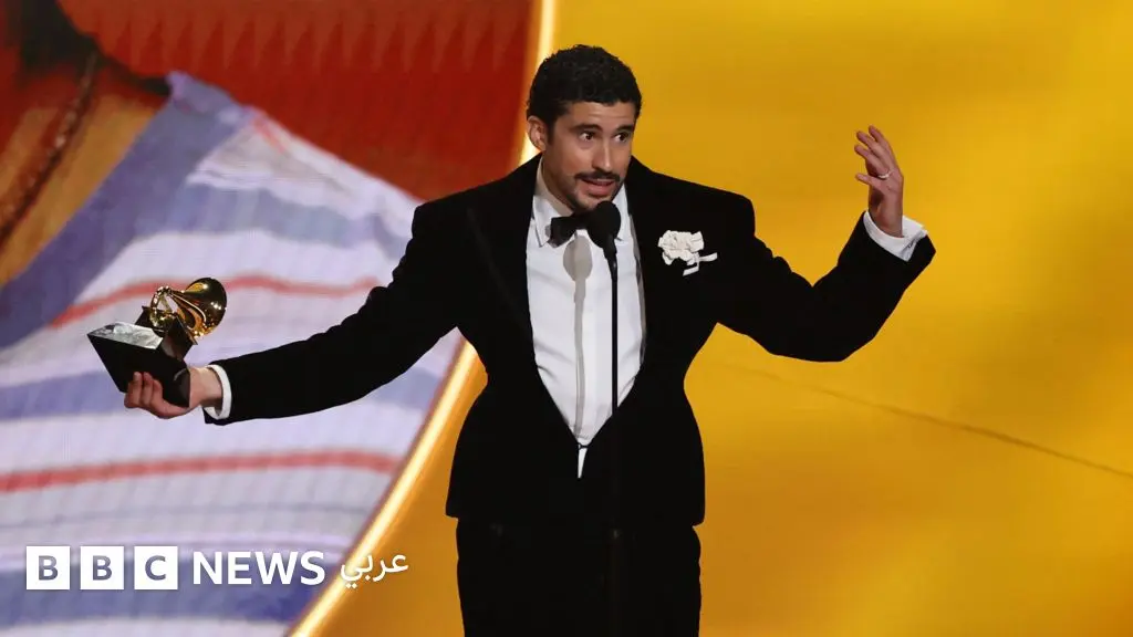 باد باني: "الأرنب المشاغب" الذي أغضب ترامب يحصد جائزة غرامي ويستعدّ للسوبر بول - BBC News عربي