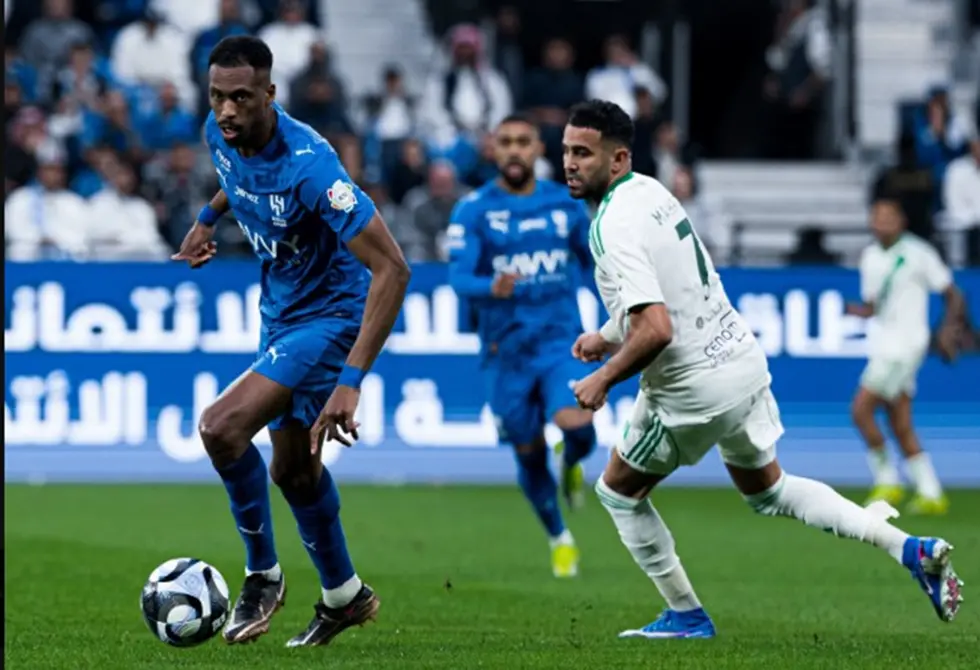 الهلال يتعادل مع الأهلي ويستعيد صدارة الدوري السعودي