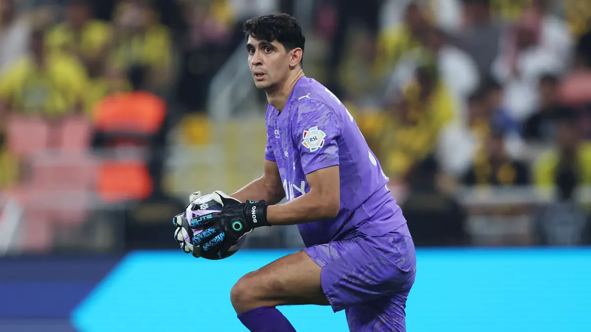 كلاسيكو الهلال والأهلي يُجدد صراع بونو وميندي