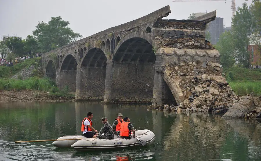 مصرع شخصين وفقدان ثلاثة جراء انهيار جسر شرق الصين