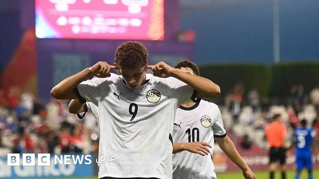 حمزة عبد الكريم: من هو أول لاعب مصري ينضمّ إلى نادي برشلونة؟ - BBC News عربي