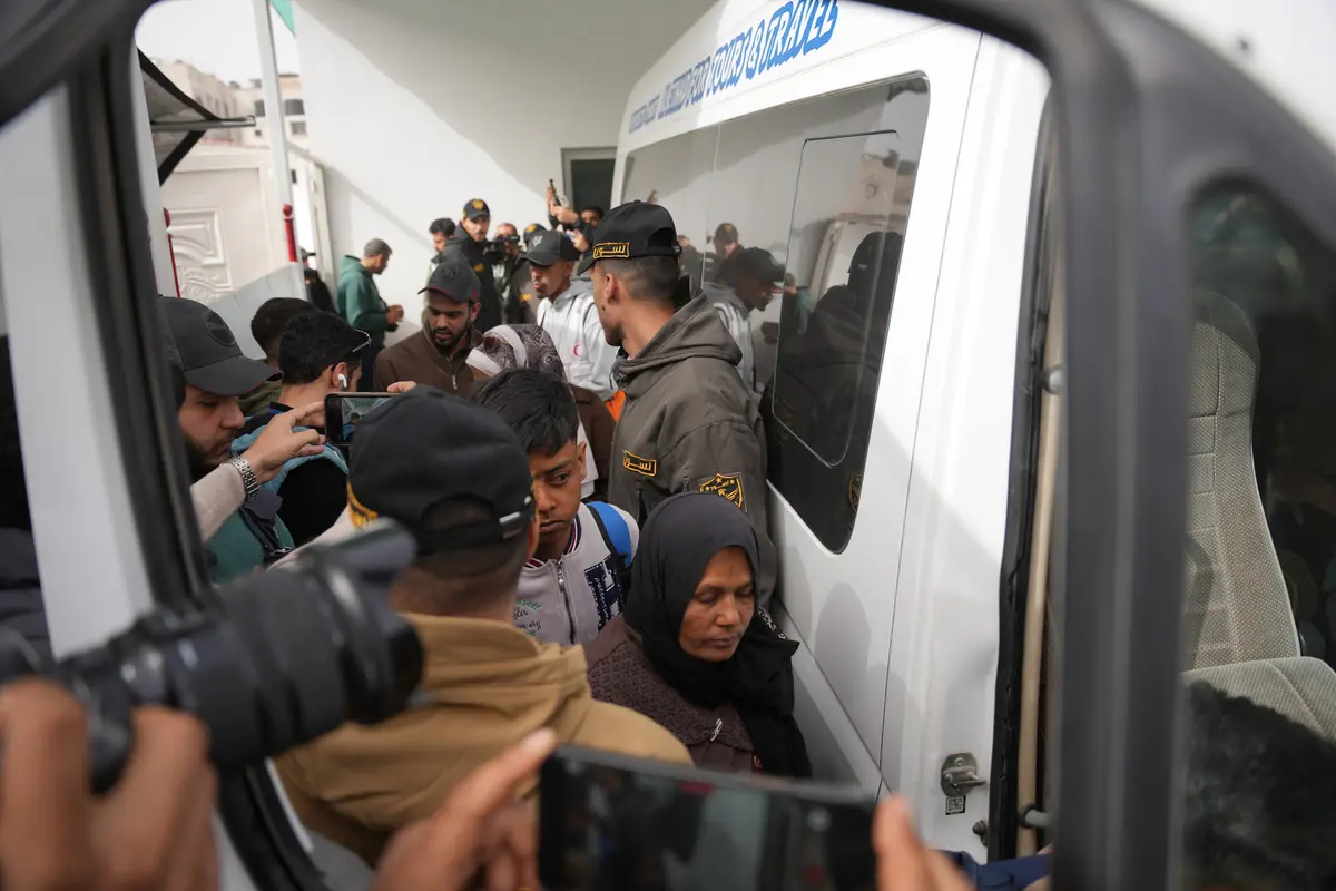 معبر رفح يفتح أبوابه و12 عائدا يدخلون غزة.. بينما 20 ألف مريض ينتظرون "معجزة العبور"