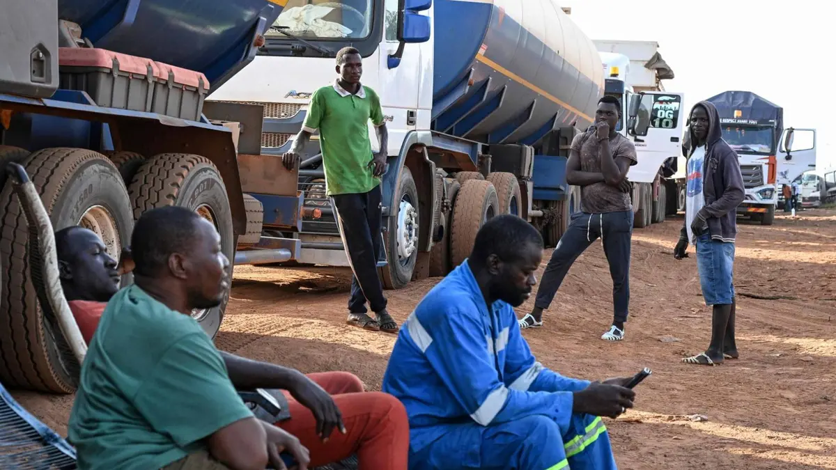 أ ف ب : مقتل 15 سائقا في هجوم إرهابي على قافلة صهاريج وقود في "مالي"