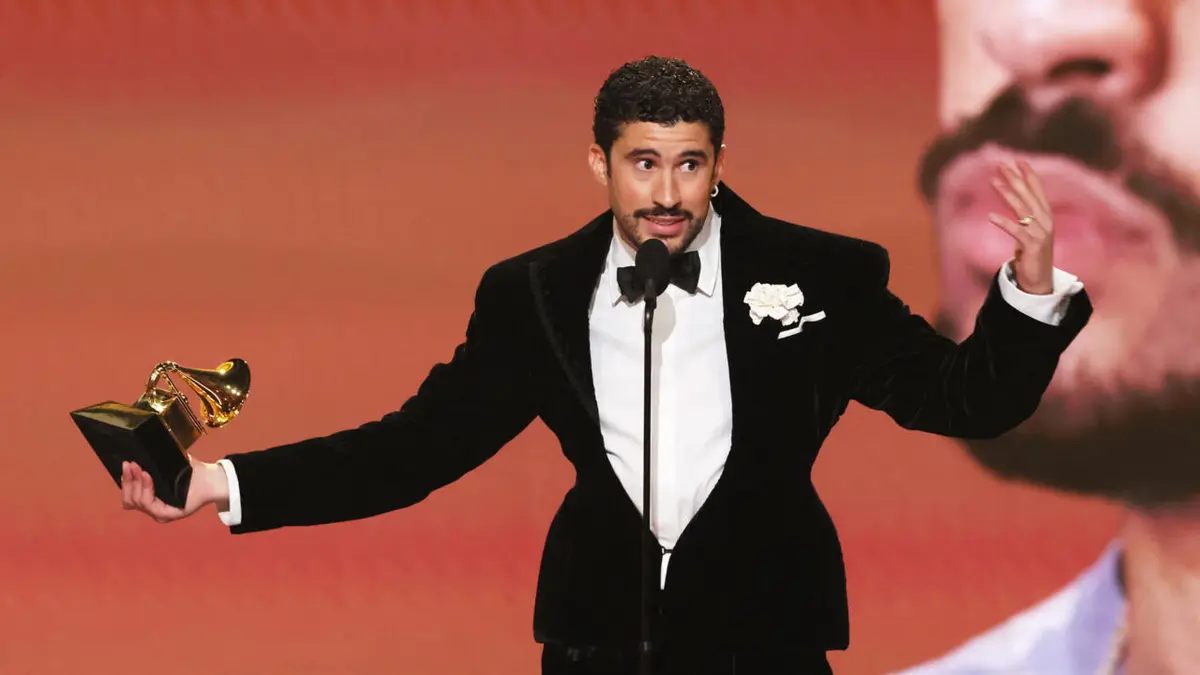 باد باني الفائز بجائزة غرامي تاريخية عن ألبوم ريغيتون يهاجم سياسات ترامب الخاصة بالهجرة