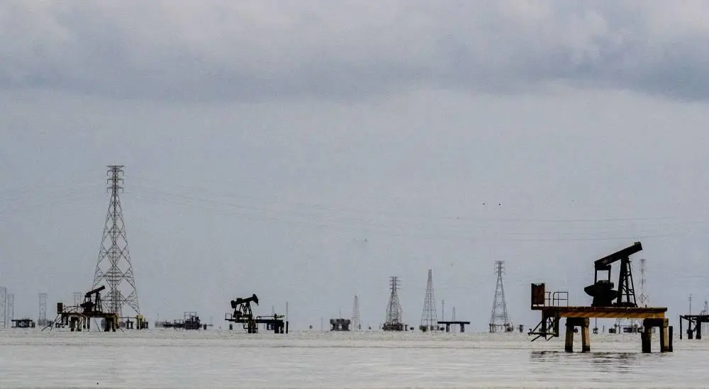 النفط يخسر 3 دولارات في بداية تعاملات الأسبوع.. و«برنت» بـ 66 دولاراً