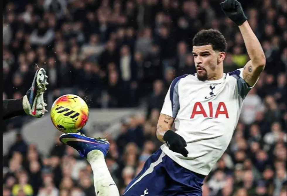 هل حسمت جائزة بوشكاش؟.. سولانكي يسجل هدفا استثنائيا في شباك مانشستر سيتي