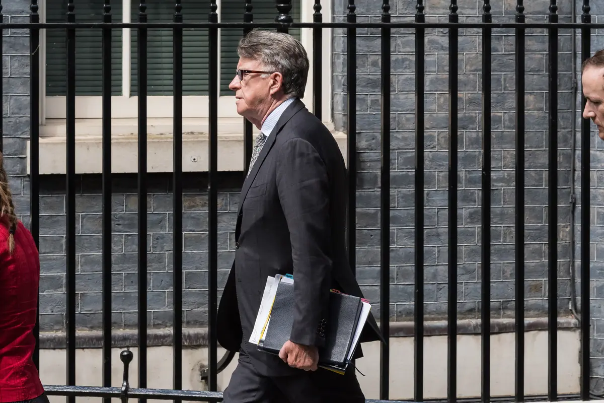 فضيجة جديدة تهز بريطانيا.. لورد شهير "خائن" سرّب معلومات حساسة للمجرم الجنسي إبستين