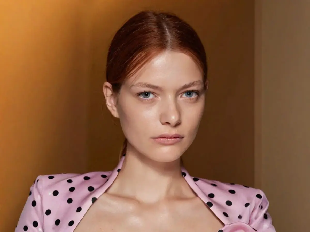 ما الفرق بين البشرة المرهقة والبشرة المتقدمة في العمر وكيف تميزين بينهما؟