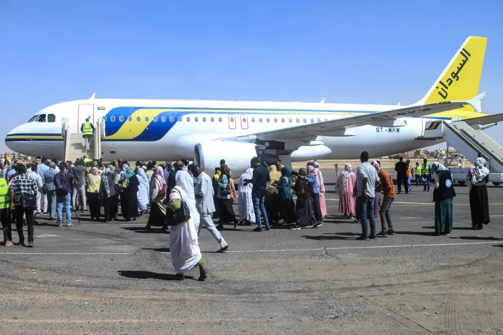 هبوط أول طائرة ركاب في مطار الخرطوم بعد توقف لثلاث سنوات بسبب الحرب