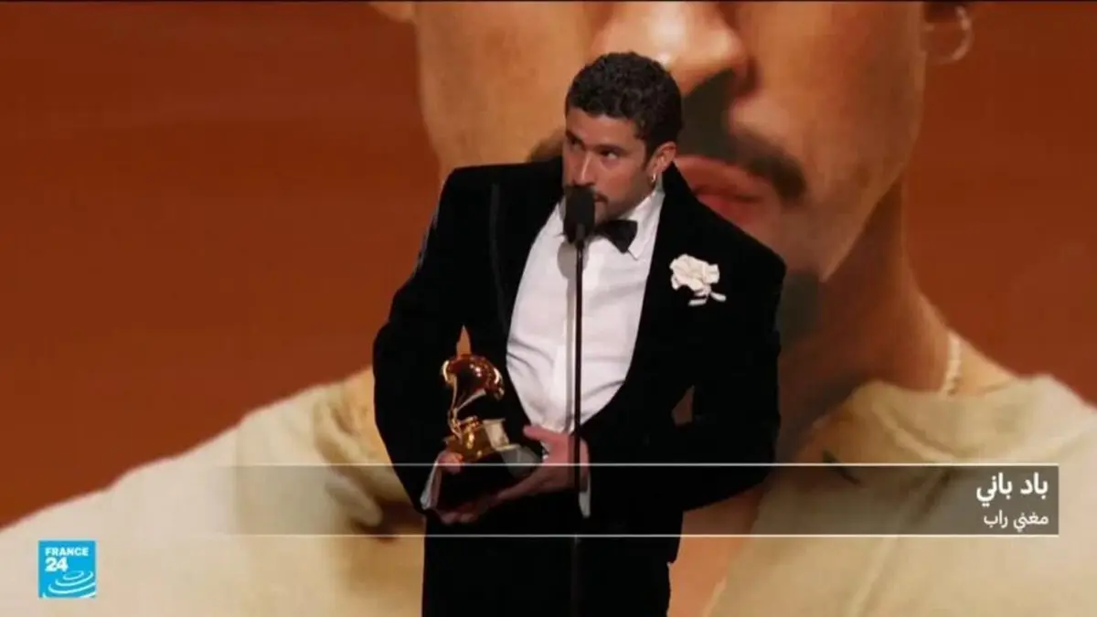 باد باني الفائز بجائزة غرامي عن ألبوم باللغة الإسبانية يهاجم سياسة ترامب الخاصة بالهجرة