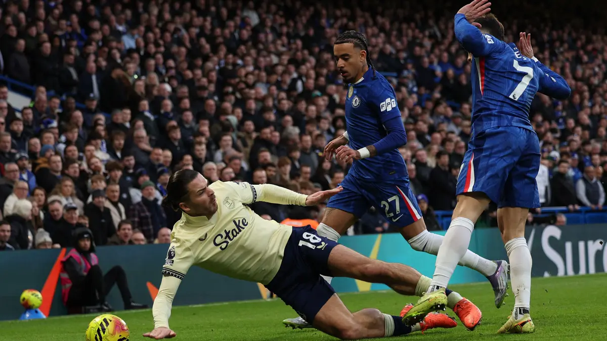 رسميا.. تشيلسي يدعم ايفرتون بصفقة لتعويض جريليش