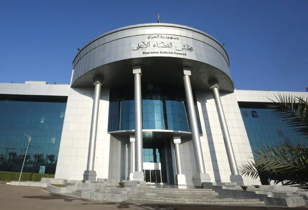 بغداد تباشر التحقيق مع محتجزين من تنظيم "داعش" نُقلوا من سوريا