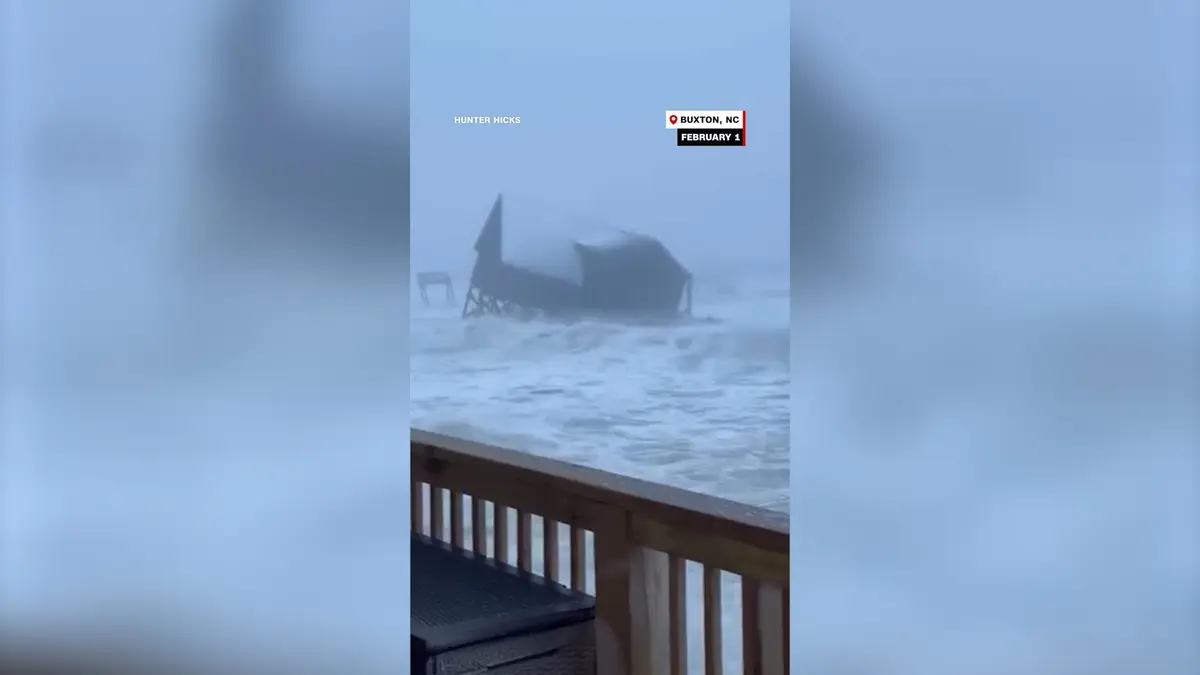 لحظة انهيار منزل بالمحيط الأطلسي إثر "إعصار القنبلة"