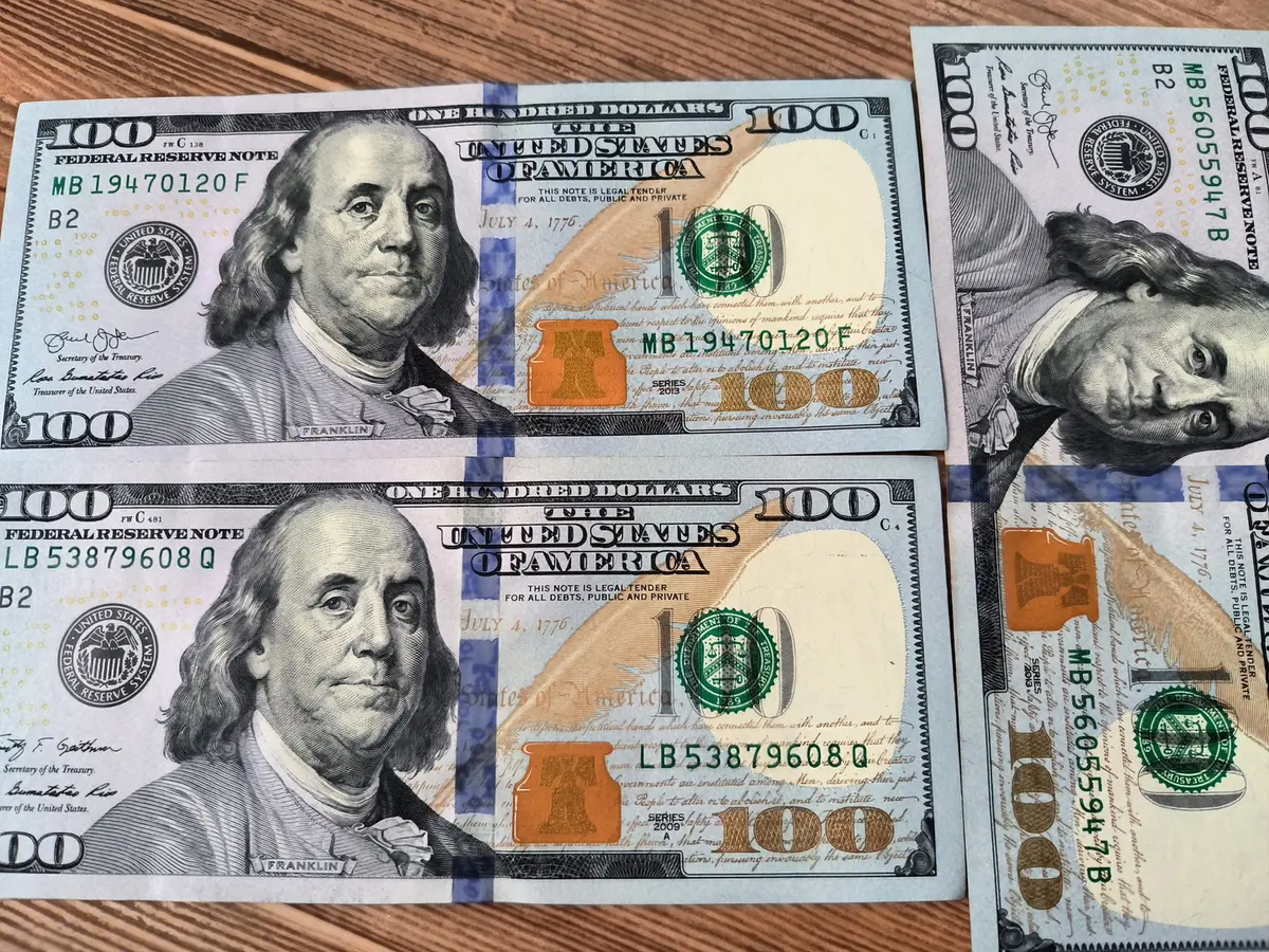 الدولار يحافظ على مكاسبه مدعوما ببيانات إيجابية