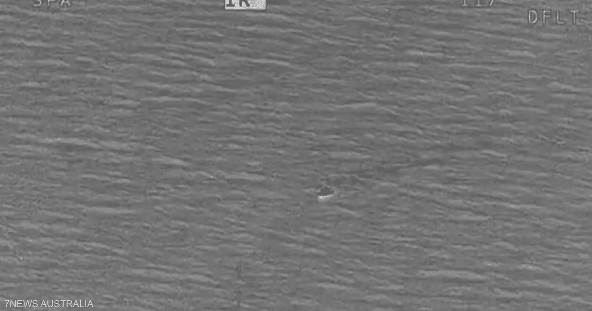 شجاعة استثنائية.. سبح ساعات في عرض البحر لإنقاذ أسرته