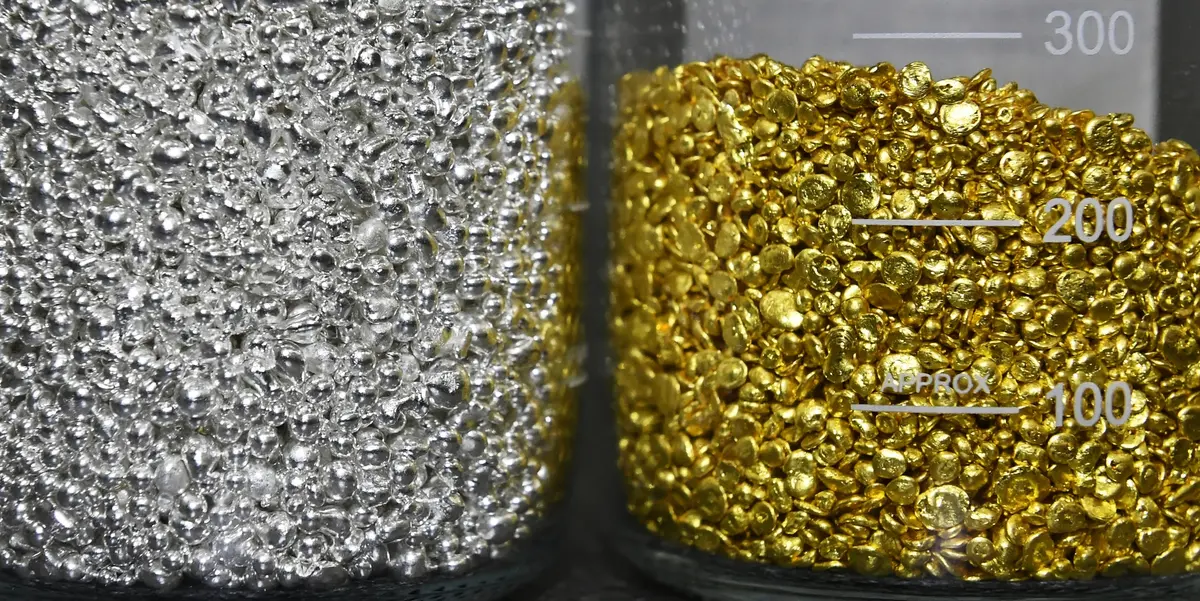 الذهب والفضة يرتفعان بعد انهيار حاد