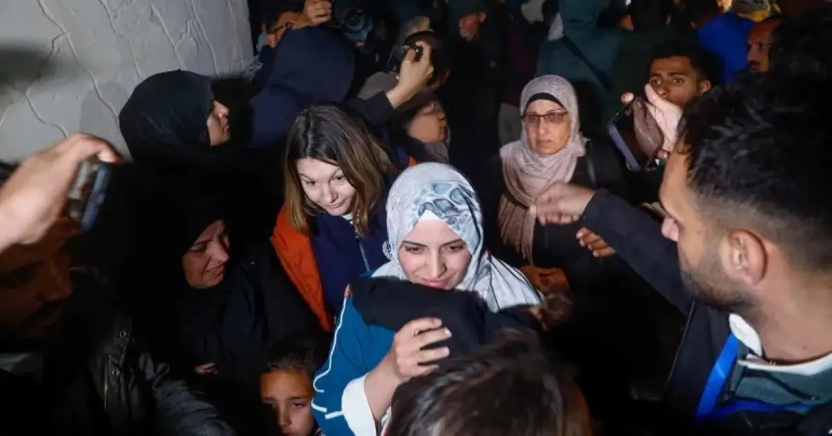 أولى الحافلات تدخل غزة عبر معبر رفح بعد إغلاق طويل