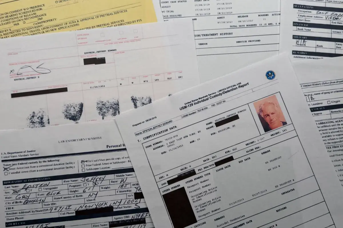 بعد كشف بيانات حساسة لضحايا... «العدل» الأميركية تسحب الآلاف من وثائق إبستين