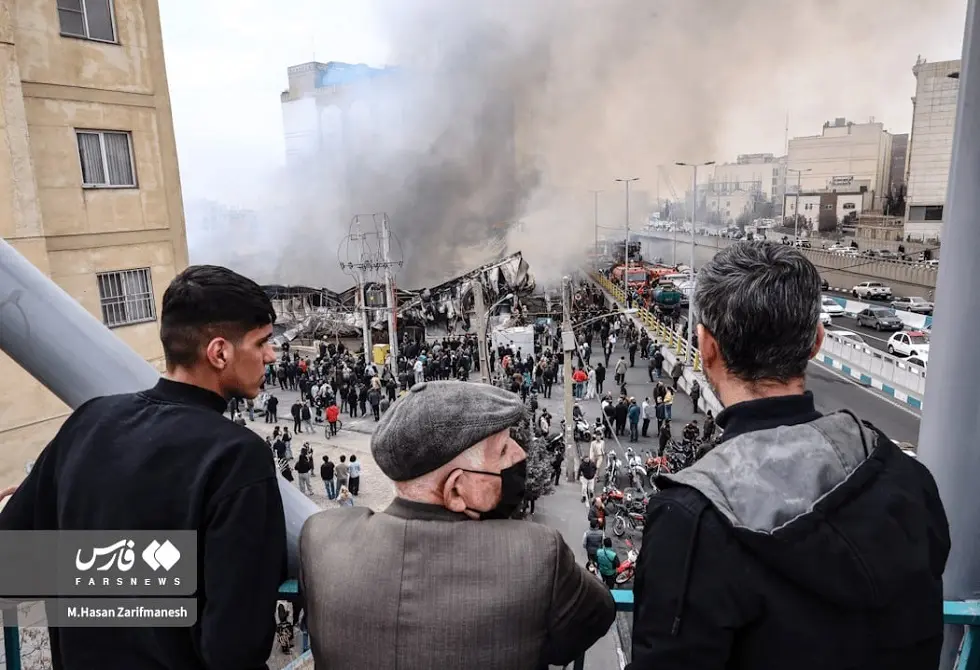 إخماد حريق ضخم في سوق تجارية وسط طهران (فيديوهات)