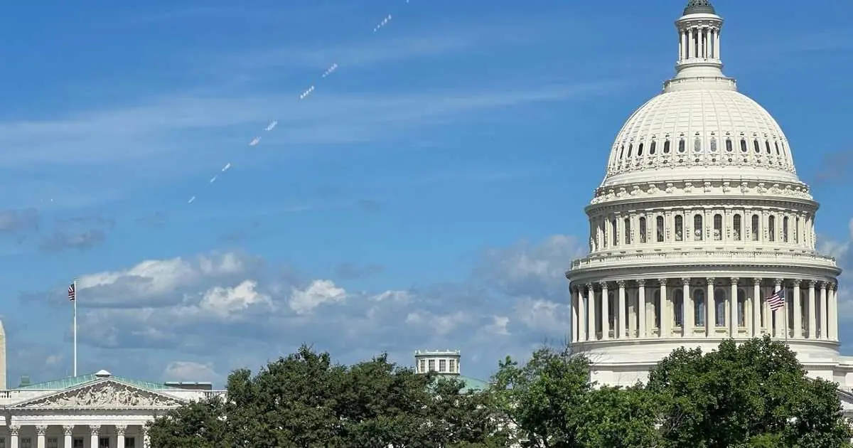 الكونغرس يصوت على إنهاء شلل مالي بعد أيام من الجمود السياسي