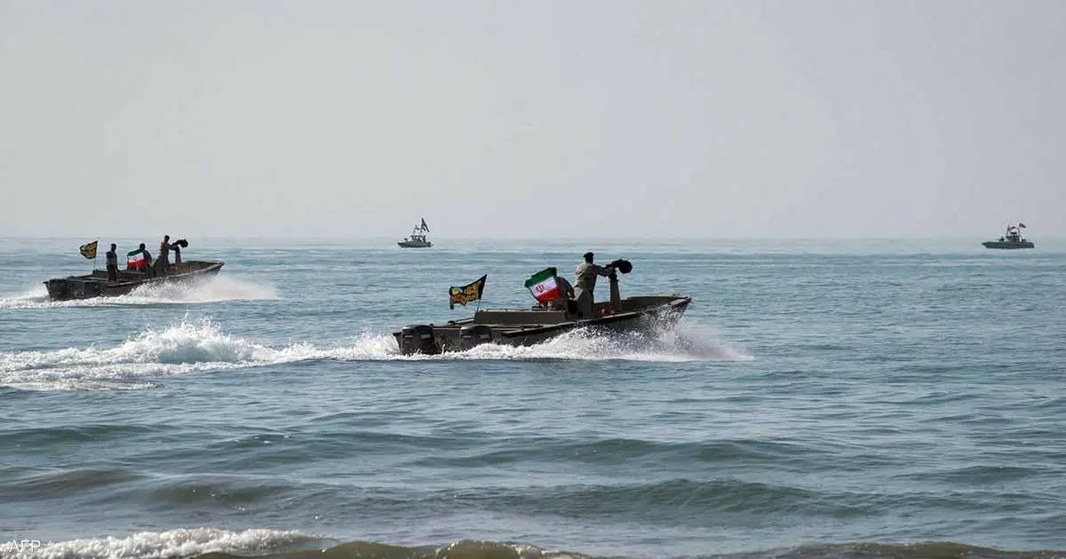 زوارق حربية إيرانية حاولت اعتراض سفينة أميركية.. ماذا حدث؟