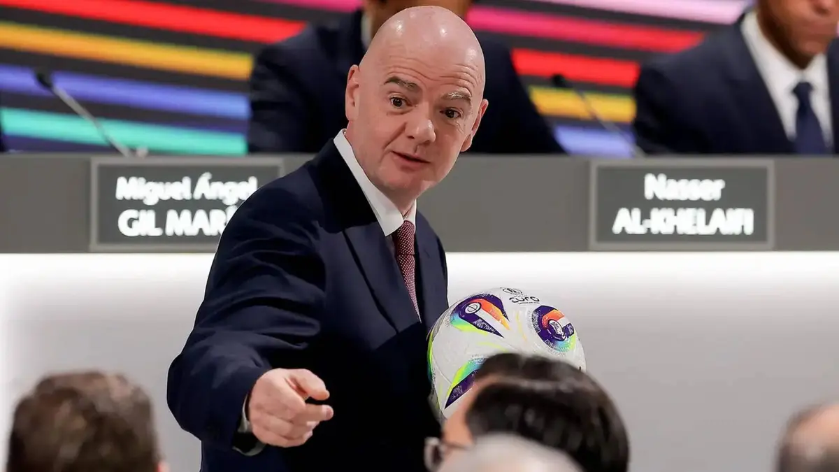 روسيا ترحب بدعوات إنفانتينو لرفع الحظر وكييف تصفها بالطفولية