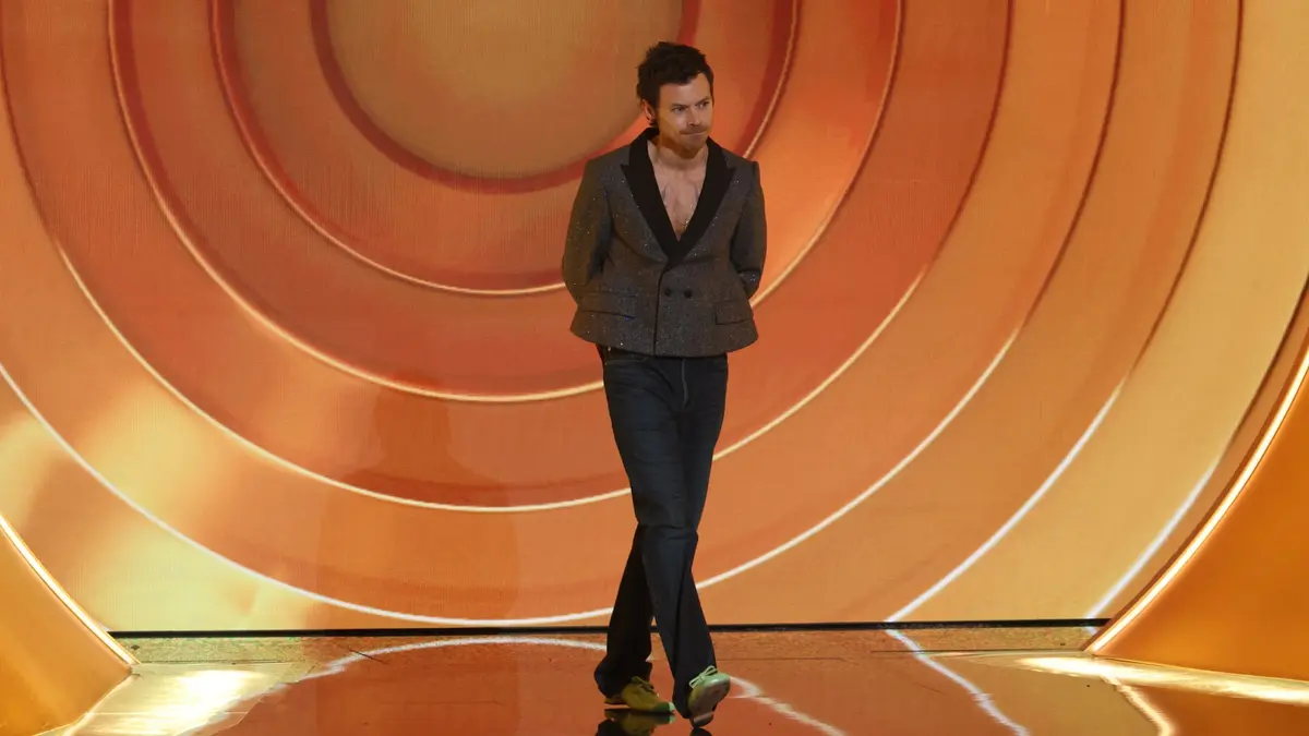 هاري ستايلز يكسر قواعد الموضة بحذاء باليه نسائي في حفل جوائز الغرامي