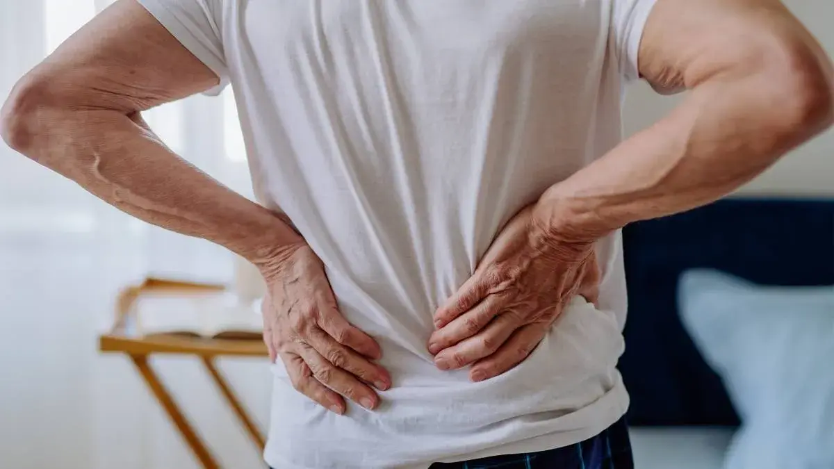 عادات يومية شائعة تزيد آلام الرقبة والظهر