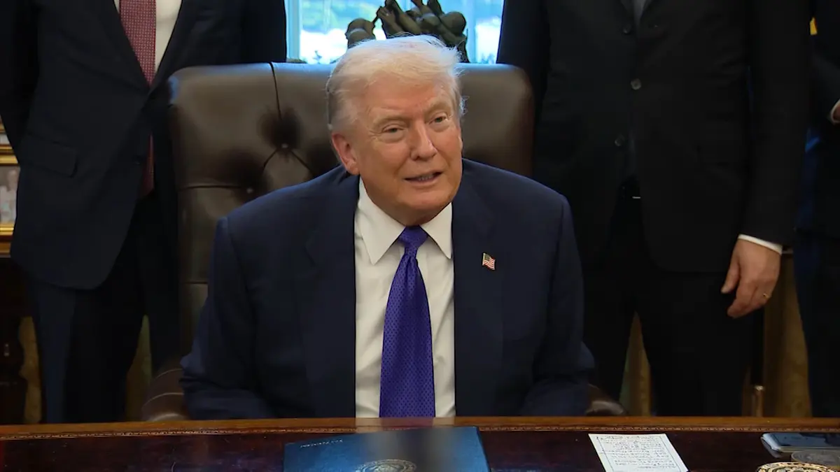 بعد نكتة عن إبستين.. ترامب يتجنب سؤالًا حول تهديده بمقاضاة تريفور نوح