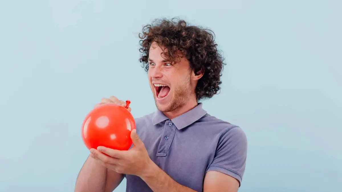 بين العلاج والسموم.. خبير نفسي يكشف الوجه المظلم لـ "غاز الضحك" في الحفلات