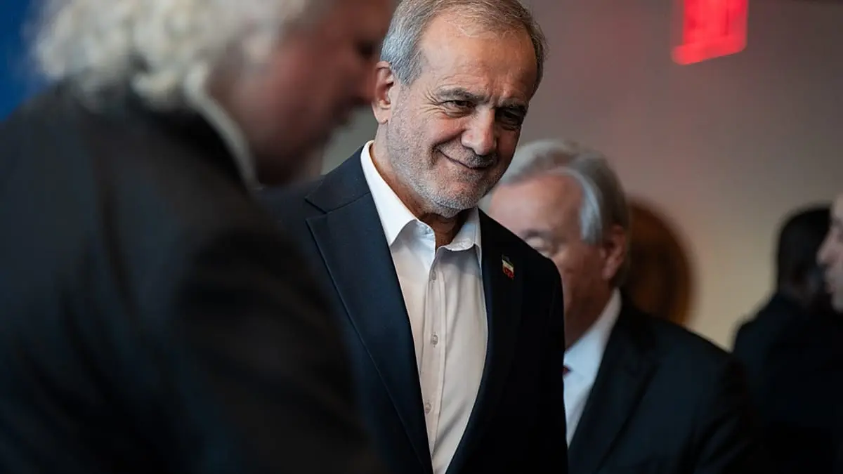 رسالة من خامنئي إلى بوتين وبزشكيان يكلّف عراقجي.. أين ومتى تبدأ المفاوضات مع واشنطن؟