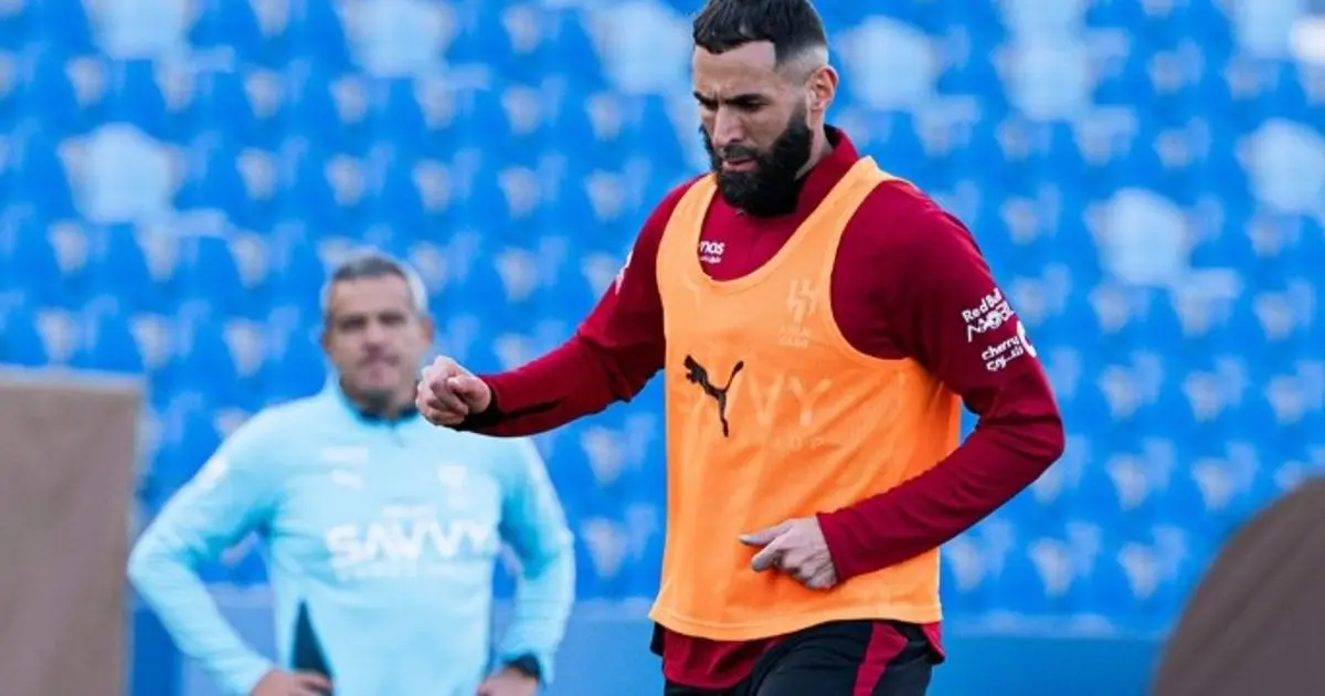 كريم بنزيما "بالأحمر" في أول مران مع الهلال.. من أول ضحاياه؟