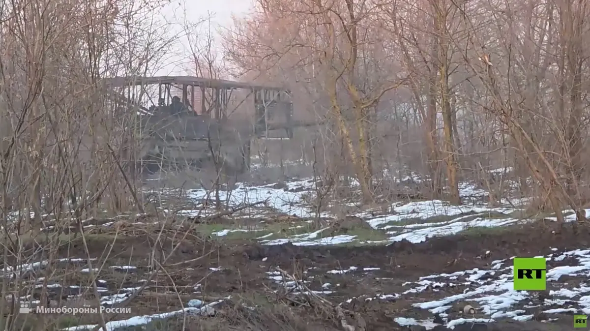 مقاطعة زاباروجيه.. دبابة روسية تدك مواقع عسكرية أوكرانية