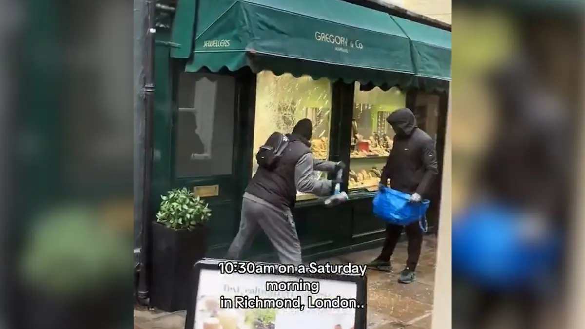 شاهد لصين مسلحين يسرقان مجوهرات متجر في وضح النهار بلندن