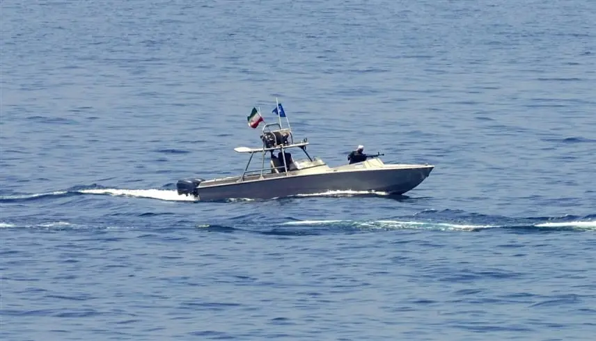 زوارق مسلحة تعترض سفينة أمريكية بمضيق هرمز - موقع 24