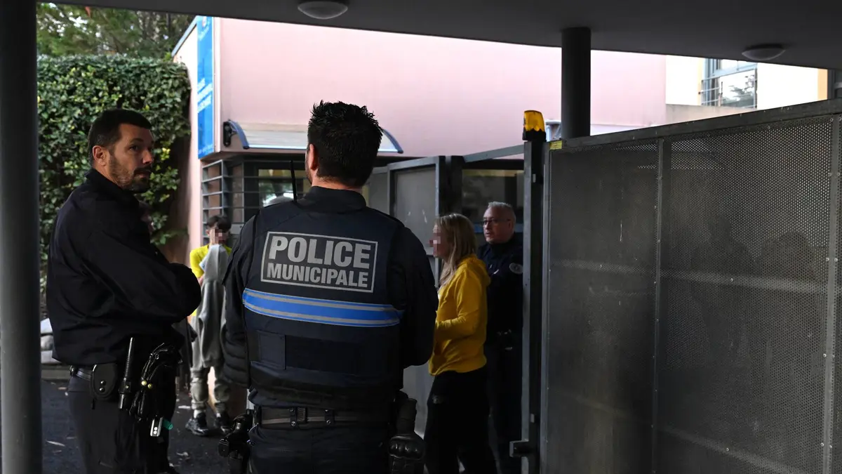 تلميذ يطعن معلمة فنون في مدرسة فرنسية ويصيبها بجروح بالغة