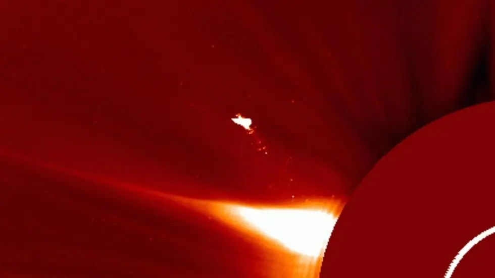 جسم غامض يشبه الطائر يظهر مجددا فوق الشمس!