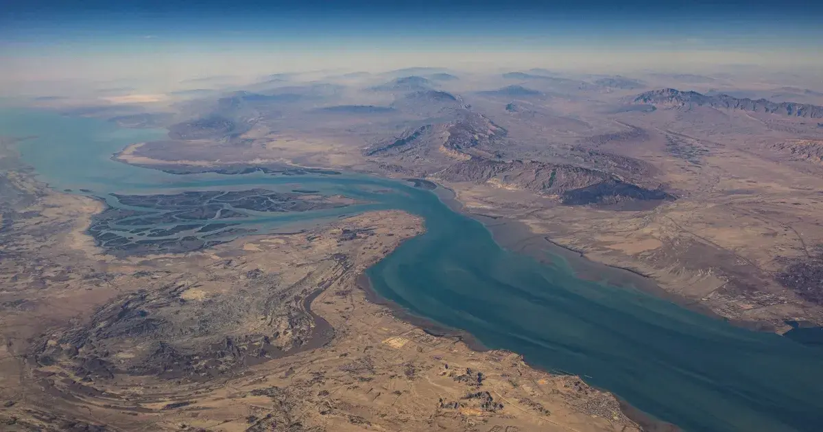 هيئة بريطانية: زوارق مسلحة حاولت اعتراض سفينة في مضيق هرمز