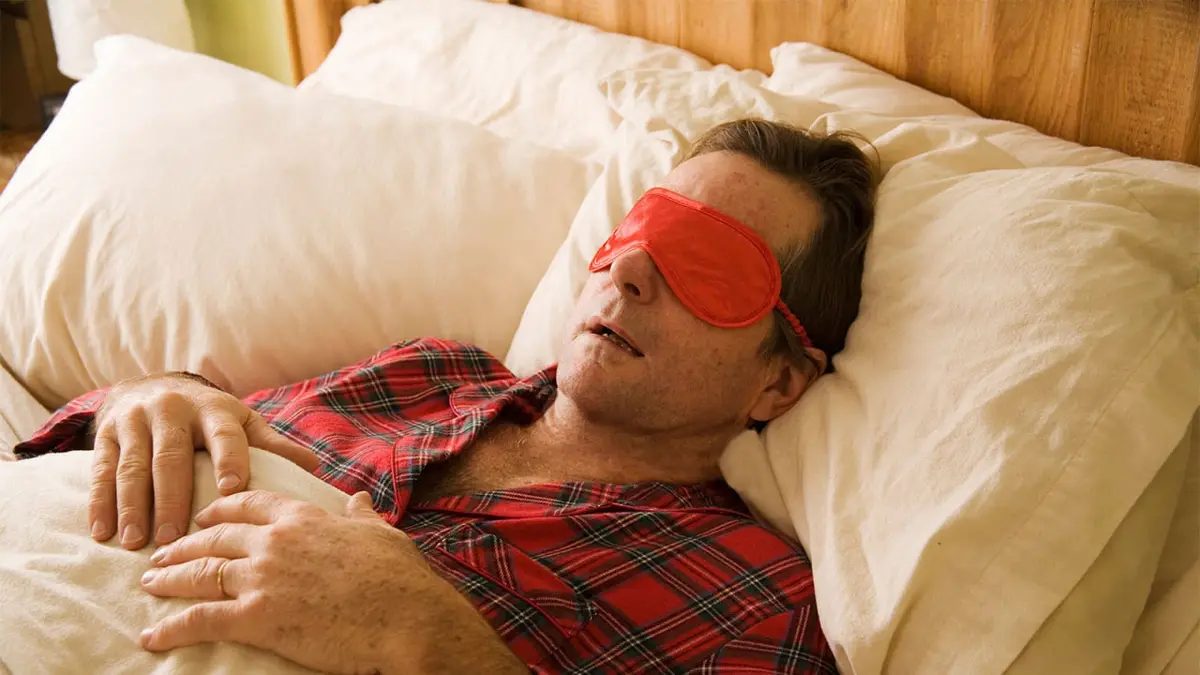 رفع الرأس أثناء النوم.. عادة شائعة لكنها ضارة لمرضى الغلوكوما