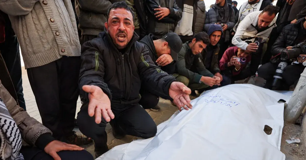 ضحايا ومصابون في غارات وقصف مدفعي إسرائيلي على قطاع غزة