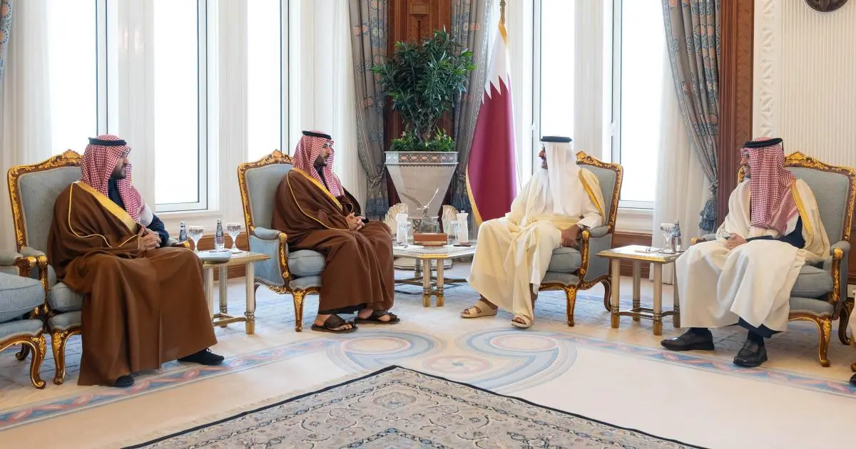 أمير قطر يبحث مع وزير الدفاع السعودي تطورات المنطقة